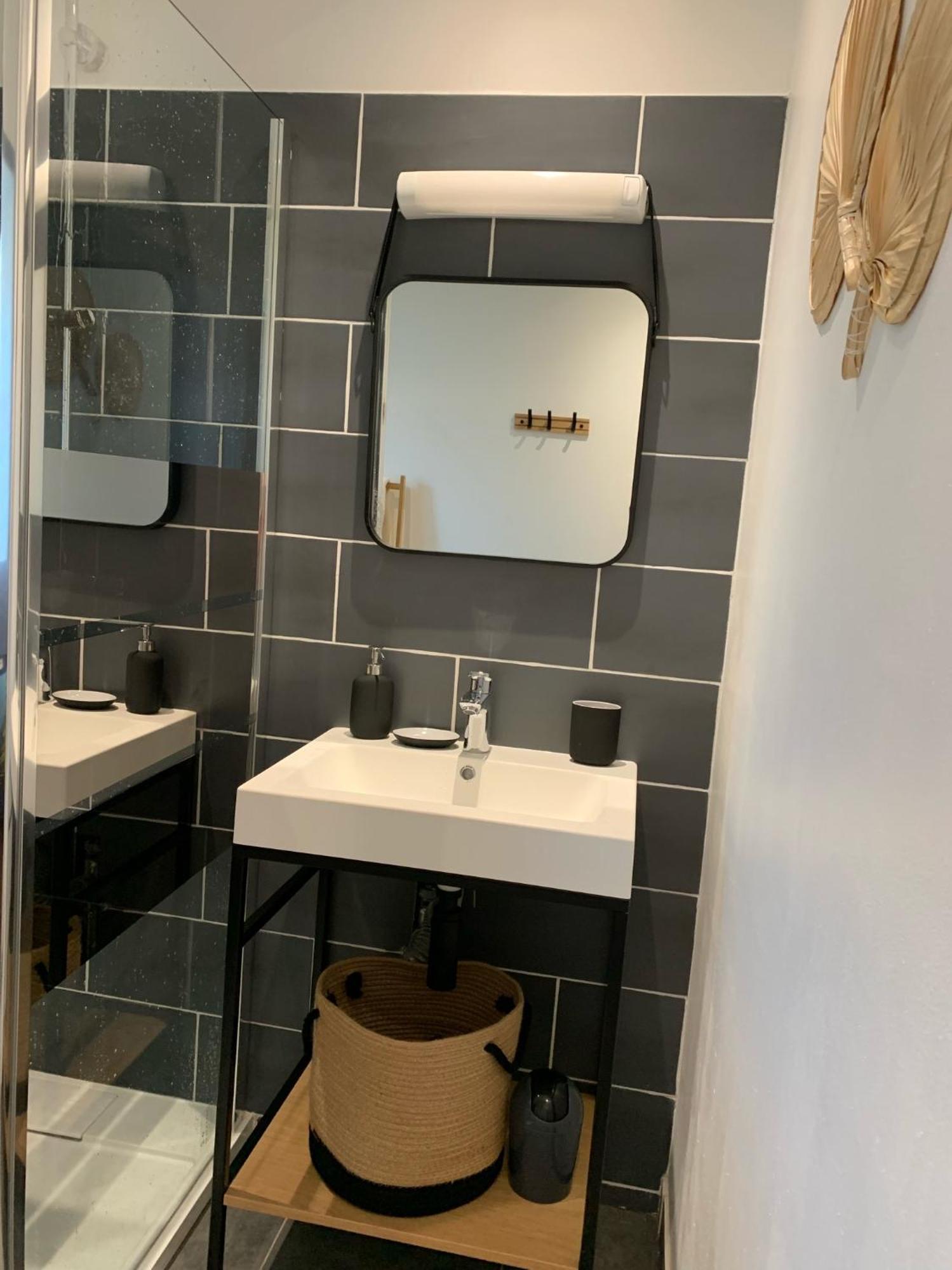 A Deux Pas De La Gare, La Maison Rouge Albertville Esterno foto